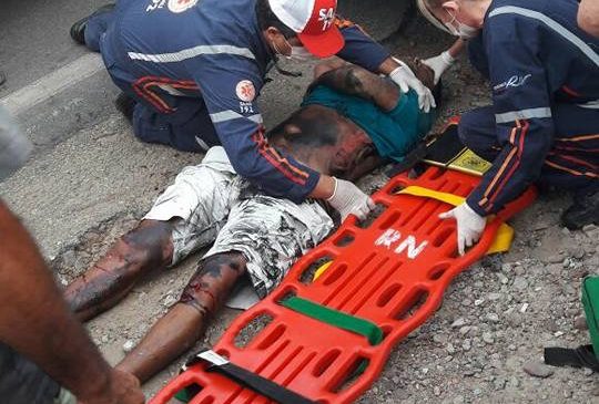 MOTO BATE EM CARRO E EM SEGUIDA PILOTO É ATROPELADO POR UMA VAN.