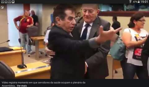 Descontrolado o deputado Raimundo Fernandes deu o dedo a diretora do SINDSAUDE