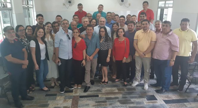 Senador Jean Paul recebe vários prefeitos e lideranças políticas em Pau dos Ferros