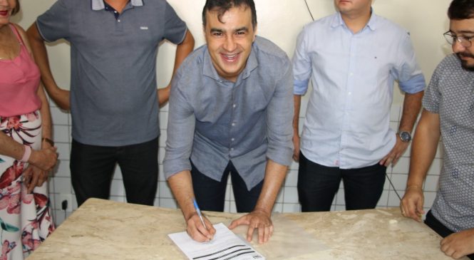Parece Piada: Leonardo Rêgo assina ordem para construir um abatedouro público, esse é o terceiro depois que ele é prefeito.