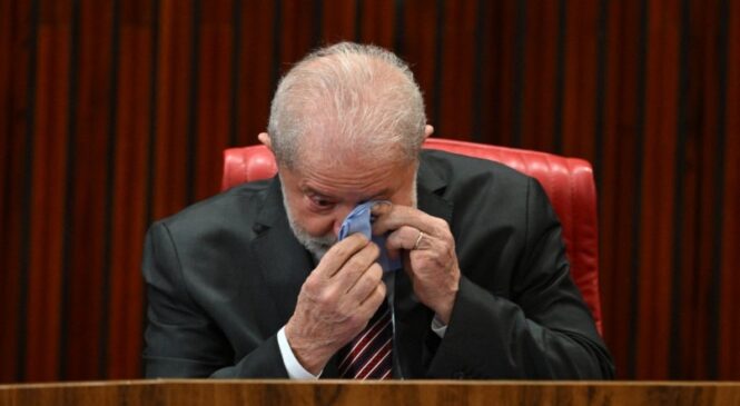 Lula é diplomado presidente, chora e diz que democracia precisa ser defendida de “interesses financeiros e ambições de poder”