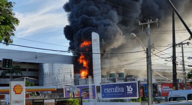 Confira mais imagens do incêndio que atingiu o Midway na tarde desta segunda