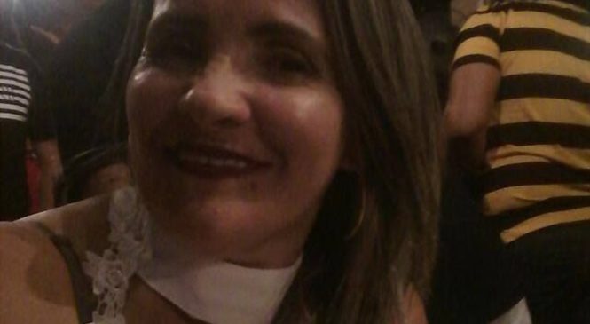 Mulher é morta pelo ex-marido com 14 facadas no meio da rua em Natal