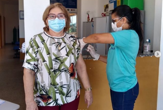Prefeita Maria Helena comemora 2000 pessoas vacinadas em Olho D’água do Borges