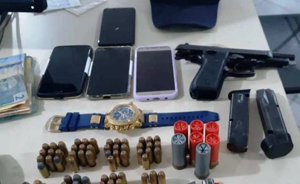 PRF prende quatro homens com armas e drogas na BR 304 em Lages/RN