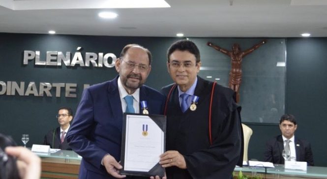 Gustavo Carvalho é homenageado pelo Tribunal de Contas do Estado