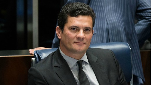 Moro senta hoje no banco dos réus