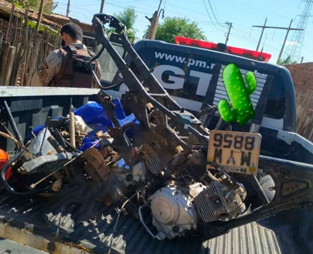 Polícia Militar encontra local de desmanche de motos roubadas na Favela do Fio em Mossoró