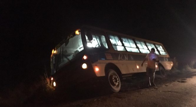 URGENTE – Ônibus escolar de Portalegre, desce barranco a caminho de Pau dos Ferros-RN.