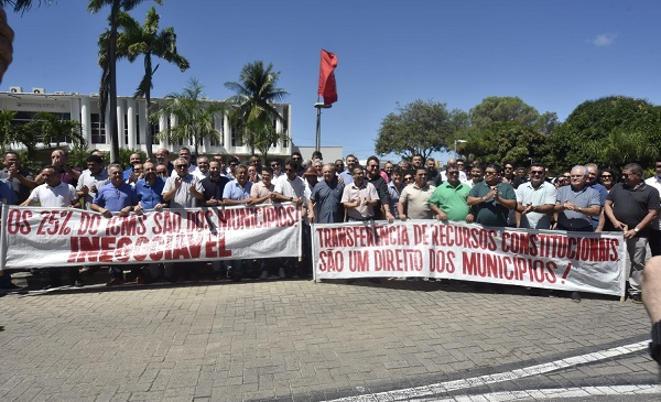 Governadora não recebe 103 prefeitos que fizeram manifestação cobrando pagamentos atrasados