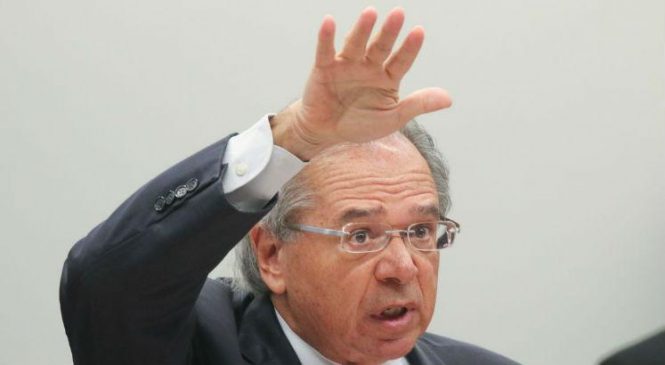Guedes diz que governo vai ‘travar concursos’ para desinchar a máquina pública: “já tem muita gente”