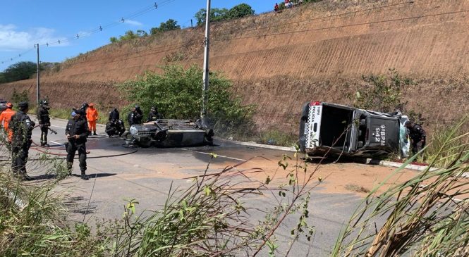 Suspeitos e refém morrem carbonizados após carro cair de penhasco durante perseguição em Natal