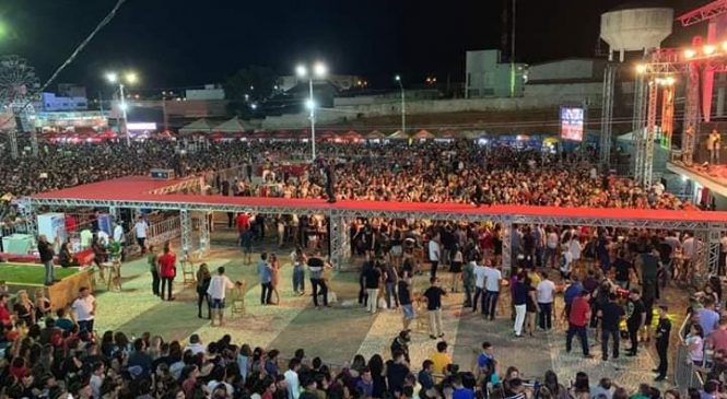 “Quero estar perto do meu povo, vim aqui pra ver vocês” protestou a cantora Marília Mendonça