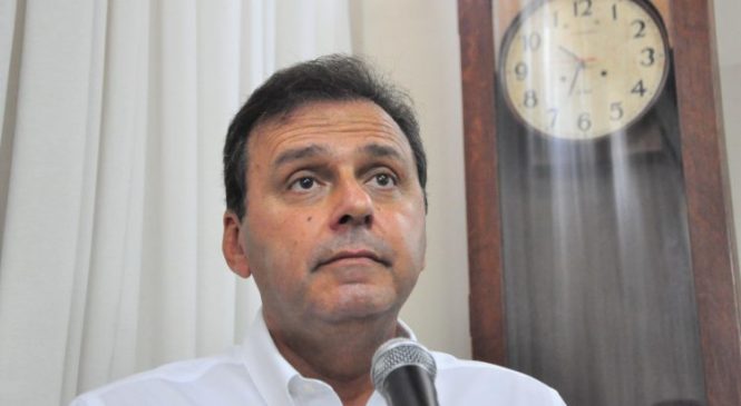 Carlos Eduardo analisa os riscos de renunciar à Prefeitura para disputar Governo