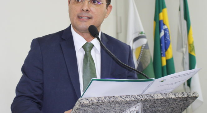 Prefeito Rivelino faz leitura da mensagem anual na Câmara de Vereadores