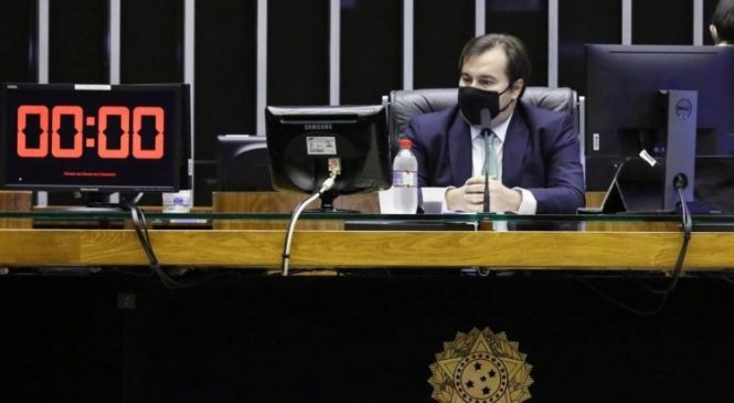 Centrão resiste e proposta de adiamento das eleições 2020 trava na Câmara
