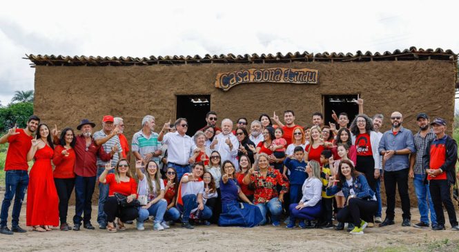 Lula inicia agenda em Pernambuco com visita à réplica da casa de infância