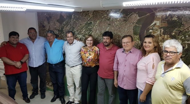 Zenaide recebe grupo político de Nova Cruz que declara apoio a sua candidatura