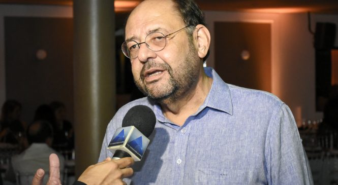 GUSTAVO CARVALHO RECEBE A PLACA DE PARLAMENTAR DO ANO DA ASSEMBLEIA