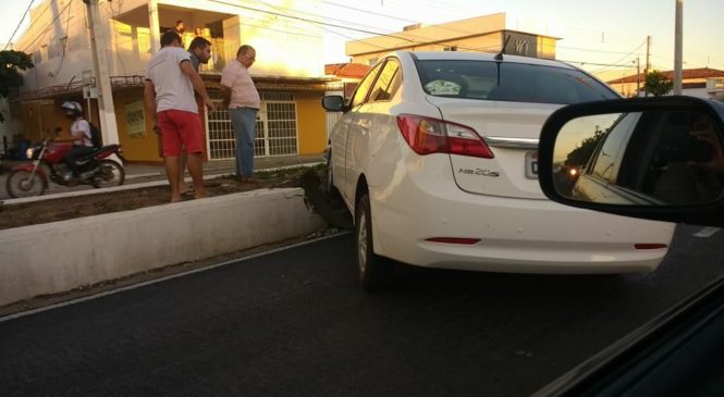 Homem supostamente embriagado invade canteiro em Pau dos Ferros e vai parar na DP