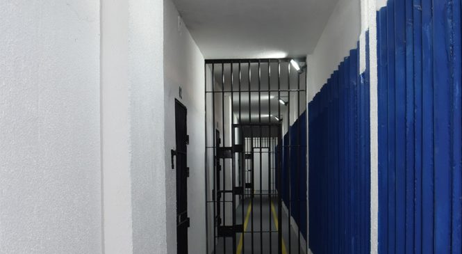 Agentes encontram armas de fogo e munições enterradas em Alcaçuz