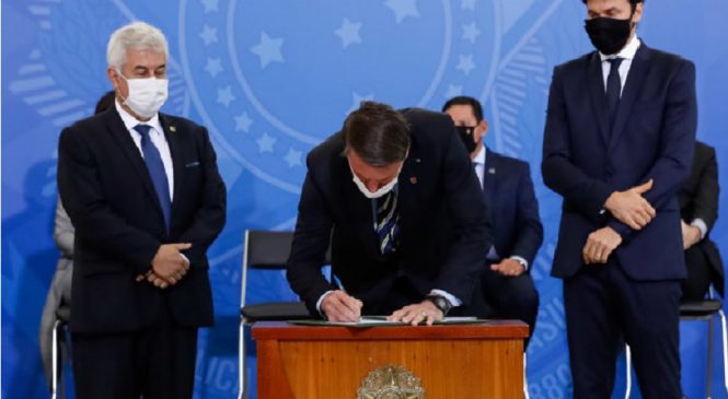 Governo Bolsonaro publica MP que permite redução de salários
