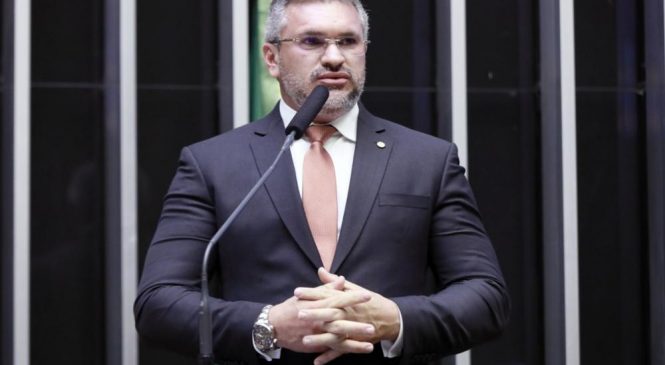 “O presidente passa dos limites muitas vezes”, diz Julian Lemos sobre segurança das urnas eletrônicas