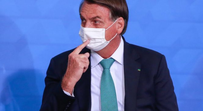 PF abre investigação de prevaricação contra Bolsonaro