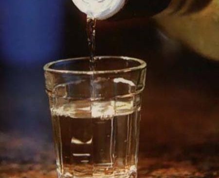 Homem esfaqueia dono de bar após ele se recusar a encher o copo