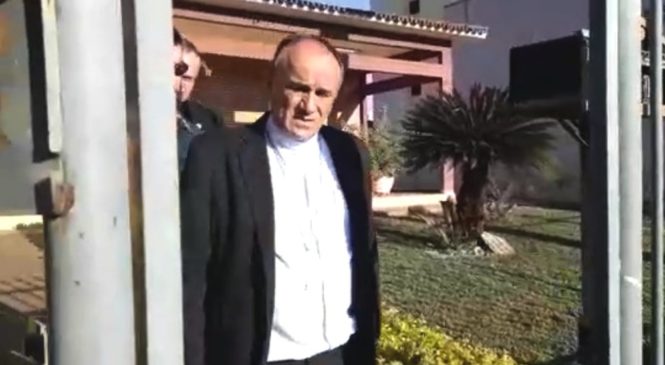 Bispo e padres são presos em operação contra desvios de recursos na Igreja Católica em três cidades de Goiás