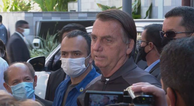 Bolsonaro tem alta de hospital e se defende de suspeitas de irregularidades na compra de vacinas