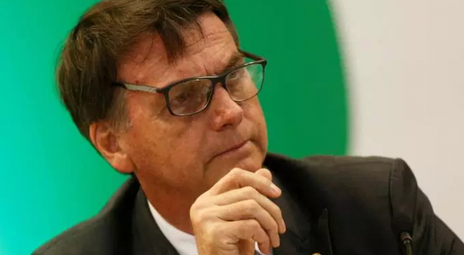 Sem apresentar qualquer prova, Bolsonaro tenta ligar ONGs a queimadas