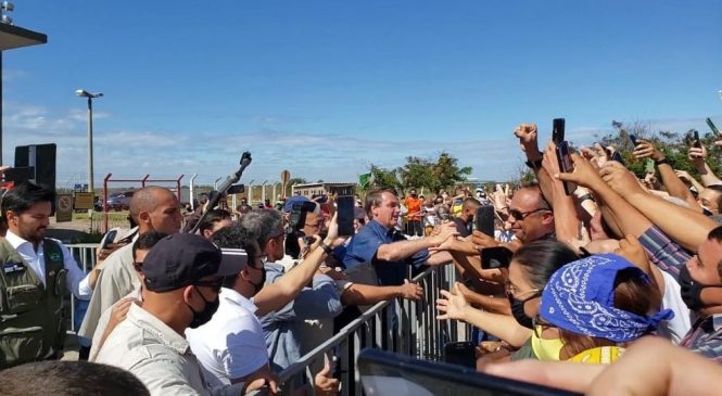 FOTO: Bolsonaro é recepcionado por populares em chegada ao RN para cumprimento de agenda