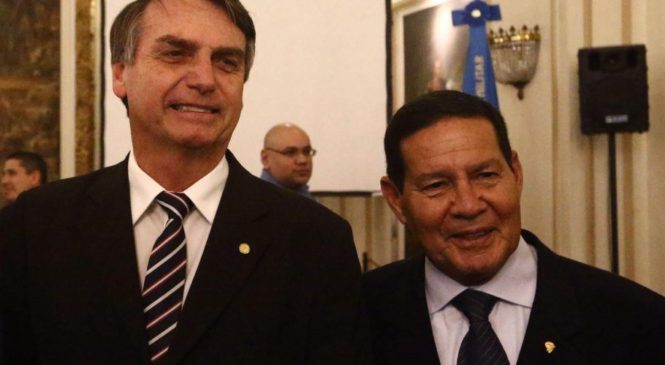 Bolsonaro chega a Davos nesta segunda; Mourão assume a Presidência