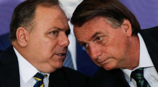 Bolsonaro demite Pazuello, o terceiro ministro da saúde durante a pandemia
