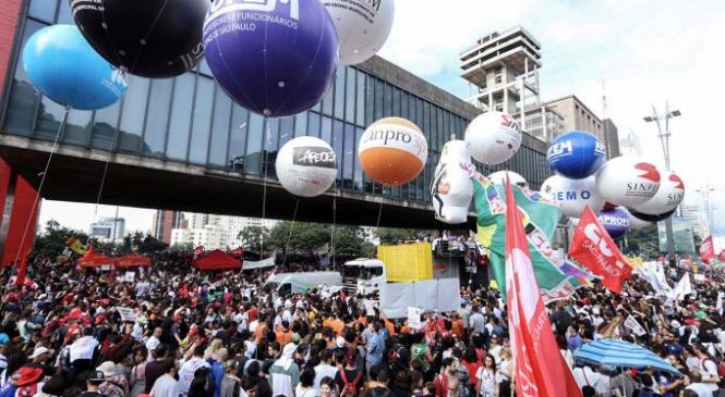 Escolas e universidades fazem greve contra cortes na educação