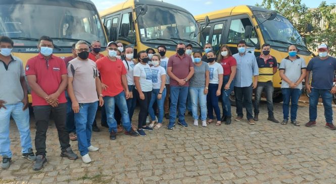 Fazendo História: Prefeito Célio de Elizeu anuncia a a primeira mulher condutora de ônibus escolar.