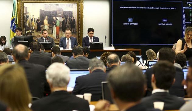 Por 36 votos a 13, comissão aprova texto-base da reforma da Previdência