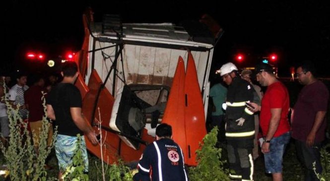 Homem morre e três ficam feridos em acidente com carreta na BR-304, RN.