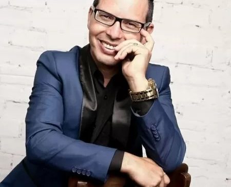Corpo de cantor gospel é encontrado amarrado a árvore e com marcas de tiro