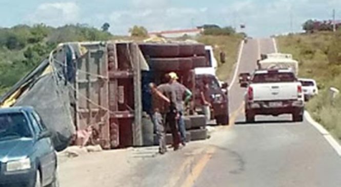 Caminhão tomba próximo a Pau dos Ferros e atrapalha o trânsito