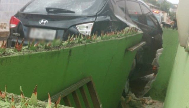 Após assalto em clínica, bandidos batem carro e quase destroem casa na Zona Oeste de Natal