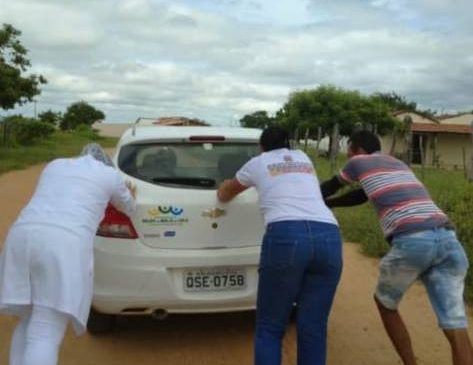 Em Belém do Brejo do Cruz o combate ao COVID 19 é com funcionários da saúdes empurrando o carro por falta de combustível