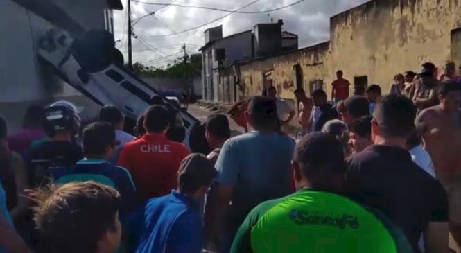 Durante perseguição policial, homens são presos após capotar carro roubado em Natal
