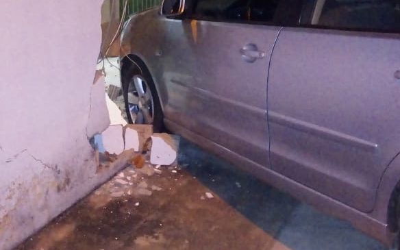 Carro desgovernado invade casa em Marcelino Vieira