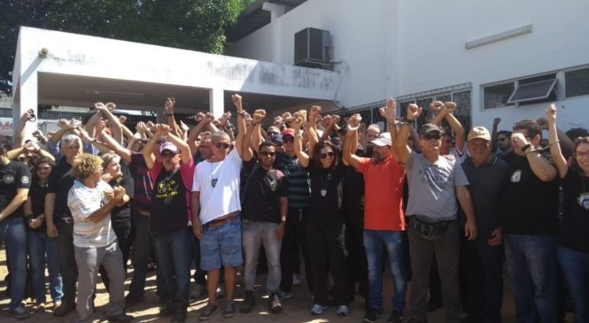 Com algemas nos punhos, policiais civis se apresentam para serem presos em Natal