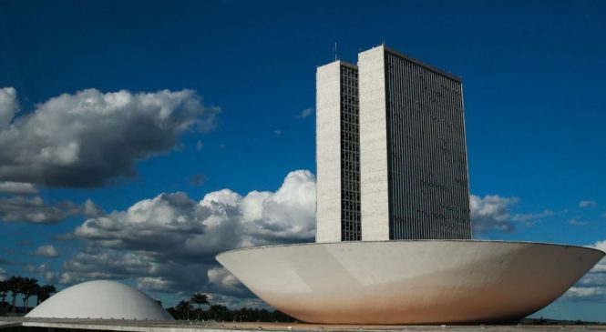Câmara enfrenta pressão para aprovação do voto impresso