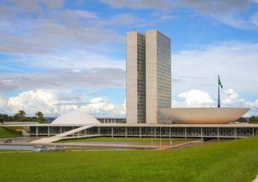 CCJ do Senado aprova PEC que acaba com a reeleição no Brasil