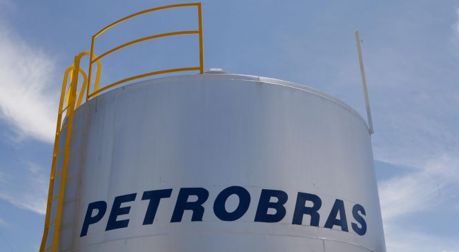 Petrobras reajusta preço da gasolina em 4% nas refinarias