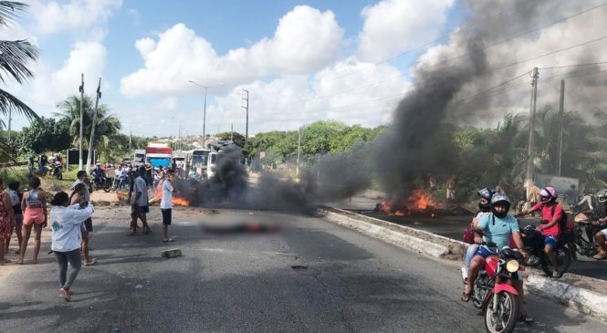 Após confronto entre bandidos e PMs, moradores de comunidade em Natal jogam corpo em avenida e fecham trânsito